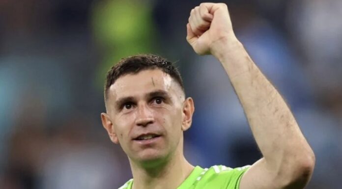 El Dibu Martínez podría recibir una sanción por golpear una cámara