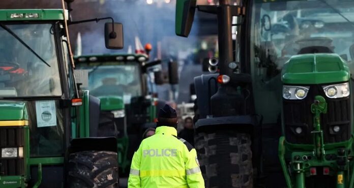 Cientos de agricultores cortan rutas en Países Bajos