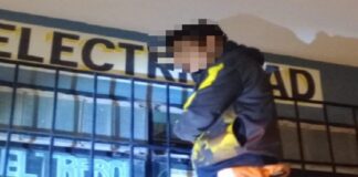 Intentó robar en un negocio y quedó atrapado entre las rejas