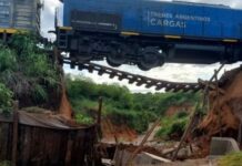 Se derrumbó un puente y un tren de carga quedó suspendido en el aire