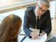 Bancos buscan empleados presenciales y home office