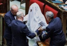 Un diputado italiano se disfrazó de fantasma durante una sesión