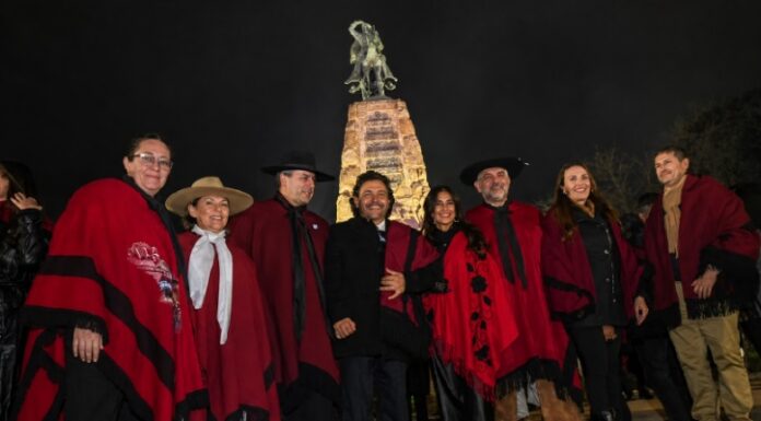 Salta honró a Güemes en la tradicional Guardia bajo las Estrellas encabezada por Sáenz