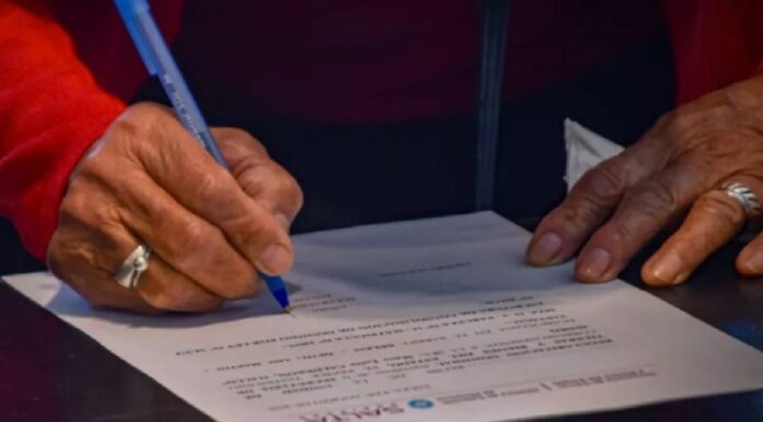 52 familias recibieron y firmaron escrituras de terrenos