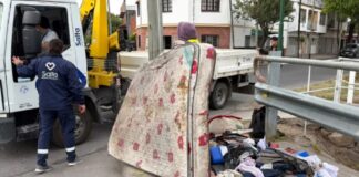 La Municipalidad continúa limpiando y despejando canales